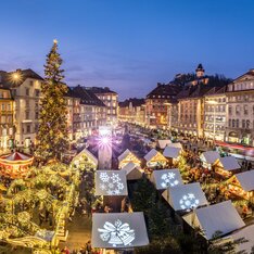 Abendlicher Weihnachtsmarkt am Grazer Hauptplatz mit Blick auf den Schlossberg